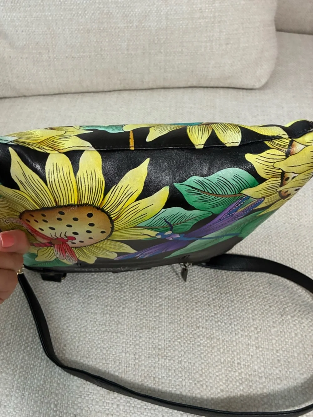 Anuschka EUC Leather Crossbody
Tuscan Paradise Black
Medium Hand Painted Bag - Picture 7 of 16